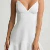 Daria Minikleid mit Schnürung und tiefem Taillenbund in Weiß Daria Minikleid mit Schnürung und tiefem Taillenbund in Weiß