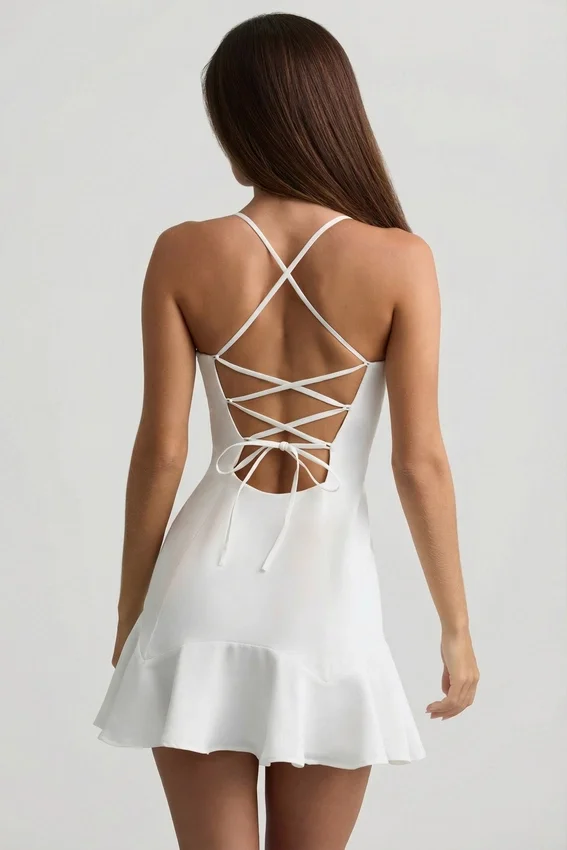 Daria Minikleid mit Schnürung und tiefem Taillenbund in Weiß Daria Minikleid mit Schnürung und tiefem Taillenbund in Weiß