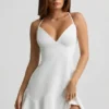 Daria Minikleid mit Schnürung und tiefem Taillenbund in Weiß Daria Minikleid mit Schnürung und tiefem Taillenbund in Weiß