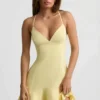 Daria Minikleid mit tiefem Taillenbund und Schnürung in Gelb Daria Minikleid mit tiefem Taillenbund und Schnürung in Gelb