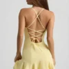 Daria Minikleid mit tiefem Taillenbund und Schnürung in Gelb Daria Minikleid mit tiefem Taillenbund und Schnürung in Gelb