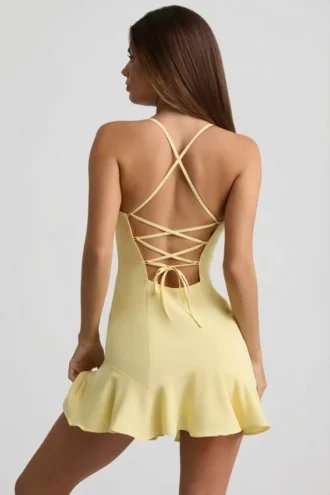 Daria Minikleid mit tiefem Taillenbund und Schnürung in Gelb