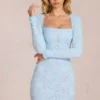 Darla Minikleid mit gewellter Spitze und langen Ärmeln in Powder Blue Darla Minikleid mit gewellter Spitze und langen Ärmeln in Powder Blue