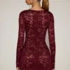 Darla Transparentes Minikleid mit gewellter Spitze und langen Ärmeln in Weinrot Darla Transparentes Minikleid mit gewellter Spitze und langen Ärmeln in Weinrot