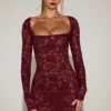 Darla Transparentes Minikleid mit gewellter Spitze und langen Ärmeln in Weinrot Darla Transparentes Minikleid mit gewellter Spitze und langen Ärmeln in Weinrot