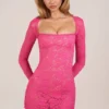 Darla Transparentes Minikleid mit Wellenkante und langen Ärmeln in Pink Darla Transparentes Minikleid mit Wellenkante und langen Ärmeln in Pink