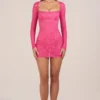 Darla Transparentes Minikleid mit Wellenkante und langen Ärmeln in Pink Darla Transparentes Minikleid mit Wellenkante und langen Ärmeln in Pink