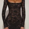 Darla – Transparentes Minikleid mit Wellenkante und langen Ärmeln in Schwarz Darla – Transparentes Minikleid mit Wellenkante und langen Ärmeln in Schwarz