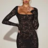 Darla – Transparentes Minikleid mit Wellenkante und langen Ärmeln in Schwarz Darla – Transparentes Minikleid mit Wellenkante und langen Ärmeln in Schwarz
