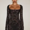 Darla – Transparentes Minikleid mit Wellenkante und langen Ärmeln in Schwarz Darla – Transparentes Minikleid mit Wellenkante und langen Ärmeln in Schwarz