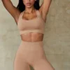 Define Luxe Biker-Shorts mit hoher Taille in Beige Define Luxe Biker-Shorts mit hoher Taille in Beige
