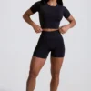 Define Luxe Mini-Shorts mit hoher Taille in Schwarz Define Luxe Mini-Shorts mit hoher Taille in Schwarz