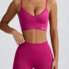 Define Luxe Sport-BH mit V-Ausschnitt in Berry Define Luxe Sport-BH mit V-Ausschnitt in Berry