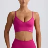 Define Luxe Sport-BH mit V-Ausschnitt in Berry Define Luxe Sport-BH mit V-Ausschnitt in Berry