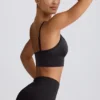Define Luxe Sport-BH mit V-Ausschnitt in Schwarz Define Luxe Sport-BH mit V-Ausschnitt in Schwarz