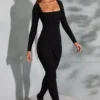 Delanie Jumpsuit mit quadratischem Ausschnitt und langen Ärmeln in Schwarz
