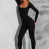 Delanie Jumpsuit mit quadratischem Ausschnitt und langen Ärmeln in Schwarz