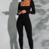 Delanie Jumpsuit mit quadratischem Ausschnitt und langen Ärmeln in Schwarz