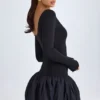 Delphi Modal-Minikleid mit U-Ausschnitt, tiefem Taillenbund und ausgestellter Säume in Schwarz Delphi Modal-Minikleid mit U-Ausschnitt, tiefem Taillenbund und ausgestellter Säume in Schwarz