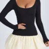 Delphi Modal-Minikleid mit U-Ausschnitt, tiefem Taillenbund und ausgestellter Säume in Vanille Delphi Modal-Minikleid mit U-Ausschnitt, tiefem Taillenbund und ausgestellter Säume in Vanille