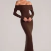 Depny schulterfreies Langarm-Maxikleid in Schokoladenbraun
