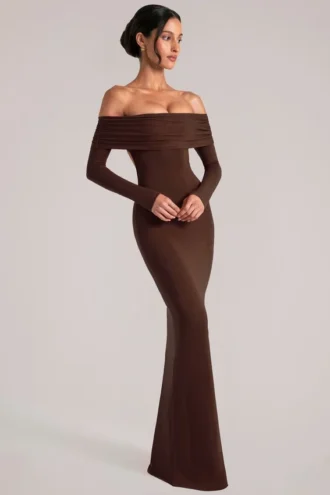 Depny schulterfreies Langarm-Maxikleid in Schokoladenbraun