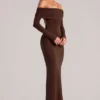 Depny schulterfreies Langarm-Maxikleid in Schokoladenbraun