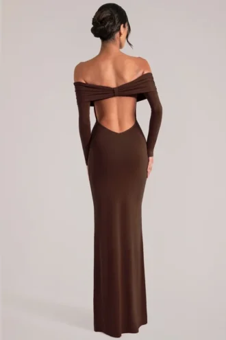 Depny schulterfreies Langarm-Maxikleid in Schokoladenbraun
