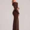 Depny schulterfreies Langarm-Maxikleid in Schokoladenbraun