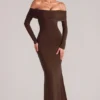 Depny schulterfreies Langarm-Maxikleid in Schokoladenbraun