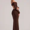 Depny schulterfreies Langarm-Maxikleid in Schokoladenbraun