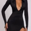Desdemona Maxikleid mit Kapuze und langen Ärmeln in Schwarz Desdemona Maxikleid mit Kapuze und langen Ärmeln in Schwarz