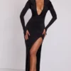 Desdemona Maxikleid mit Kapuze und langen Ärmeln in Schwarz Desdemona Maxikleid mit Kapuze und langen Ärmeln in Schwarz