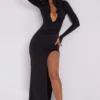 Desdemona Maxikleid mit Kapuze und langen Ärmeln in Schwarz Desdemona Maxikleid mit Kapuze und langen Ärmeln in Schwarz
