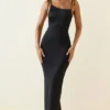 Devika Maxikleid mit Rüschen und rückenfreiem Ausschnitt in Schwarz