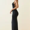 Devika Maxikleid mit Rüschen und rückenfreiem Ausschnitt in Schwarz