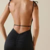 Devika Maxikleid mit Rüschen und rückenfreiem Ausschnitt in Schwarz