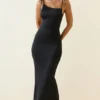 Devika Maxikleid mit Rüschen und rückenfreiem Ausschnitt in Schwarz