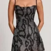 Dianora A-Linien-Minikleid mit Cowl-Ausschnitt und Verzierung in Silber-Schlangenoptik Dianora A-Linien-Minikleid mit Cowl-Ausschnitt und Verzierung in Silber-Schlangenoptik