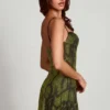Dianora A-Linien-Minikleid mit Cowl-Ausschnitt und Verzierungen in grünem Schlangenprint Dianora A-Linien-Minikleid mit Cowl-Ausschnitt und Verzierungen in grünem Schlangenprint