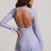 Dixie – Verziertes, rückenfreies Minikleid mit langen Ärmeln in Blau Dixie – Verziertes, rückenfreies Minikleid mit langen Ärmeln in Blau