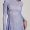 Dixie – Verziertes, rückenfreies Minikleid mit langen Ärmeln in Blau Dixie – Verziertes, rückenfreies Minikleid mit langen Ärmeln in Blau