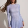 Dixie – Verziertes, rückenfreies Minikleid mit langen Ärmeln in Blau Dixie – Verziertes, rückenfreies Minikleid mit langen Ärmeln in Blau