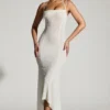 Dole Maxikleid mit verziertem Handkerchief-Saum in Weiß