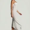 Dole Maxikleid mit verziertem Handkerchief-Saum in Weiß