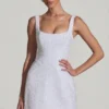 Dominique – Verziertes, strukturiertes A-Linien-Minikleid in Weiß Dominique – Verziertes, strukturiertes A-Linien-Minikleid in Weiß