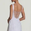 Dominique – Verziertes, strukturiertes A-Linien-Minikleid in Weiß Dominique – Verziertes, strukturiertes A-Linien-Minikleid in Weiß