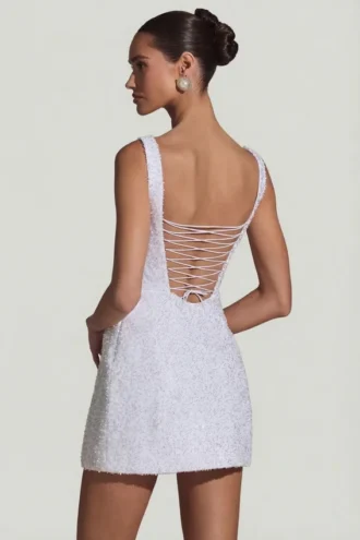 Dominique – Verziertes, strukturiertes A-Linien-Minikleid in Weiß