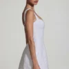 Dominique – Verziertes, strukturiertes A-Linien-Minikleid in Weiß Dominique – Verziertes, strukturiertes A-Linien-Minikleid in Weiß