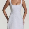 Dominique – Verziertes, strukturiertes A-Linien-Minikleid in Weiß Dominique – Verziertes, strukturiertes A-Linien-Minikleid in Weiß